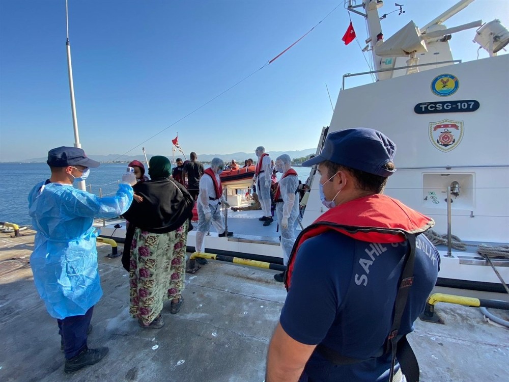 Yunanistan tarafından itilen lastik bot içerisindeki 88 düzensiz göçmen kurtarıldı