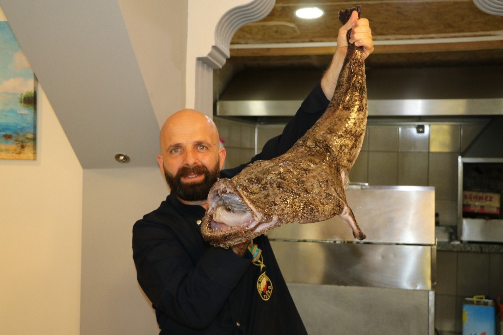 Akdeniz’in Fener balığı yolunu kaybedince Karadeniz’de ağlara takıldı