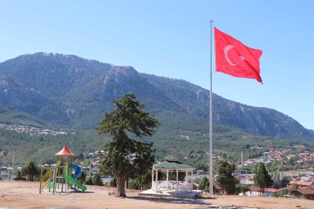 Akçatekir Yaylası’na dev Türk bayrağı
