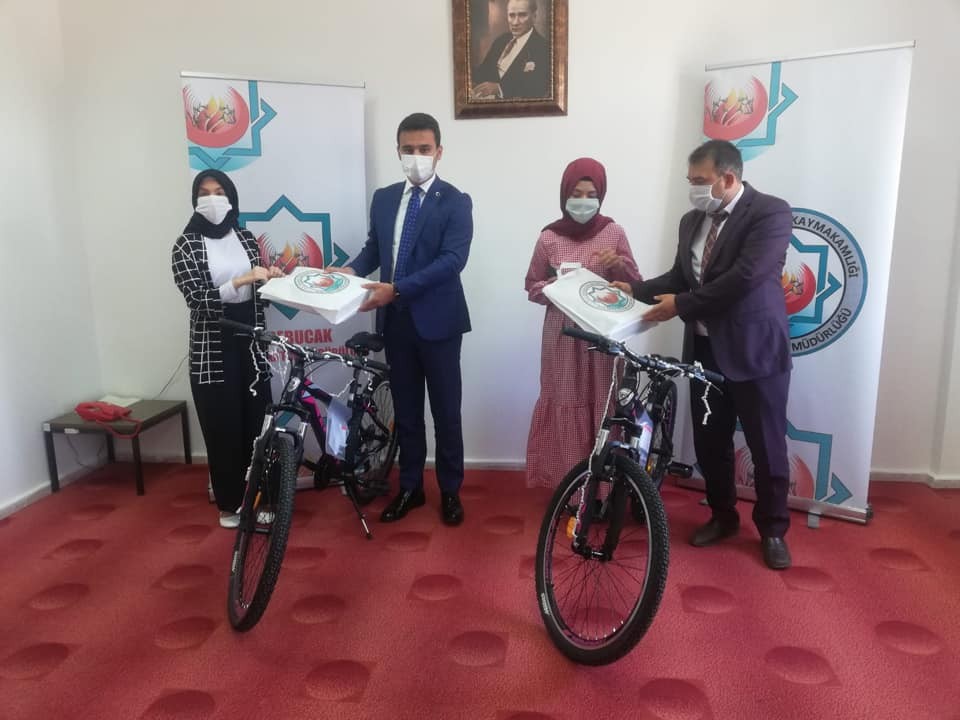 Derebucak’ta ilçe birincisi öğrenciler bisikletle ödüllendirildi