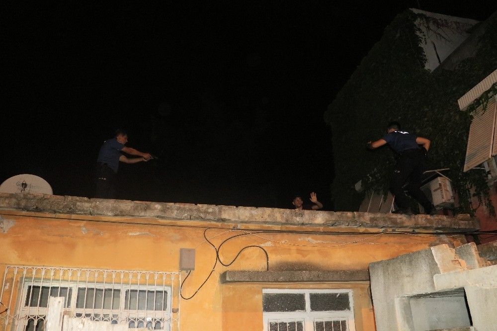Silahlı saldırganlar saklandıkları evin damında polis tarafından
