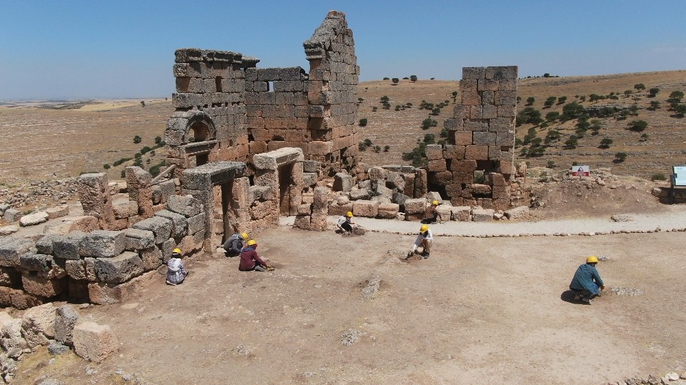 Zerzevan Kalesi’nde gönüllü 100 tarih elçisiyle kazı