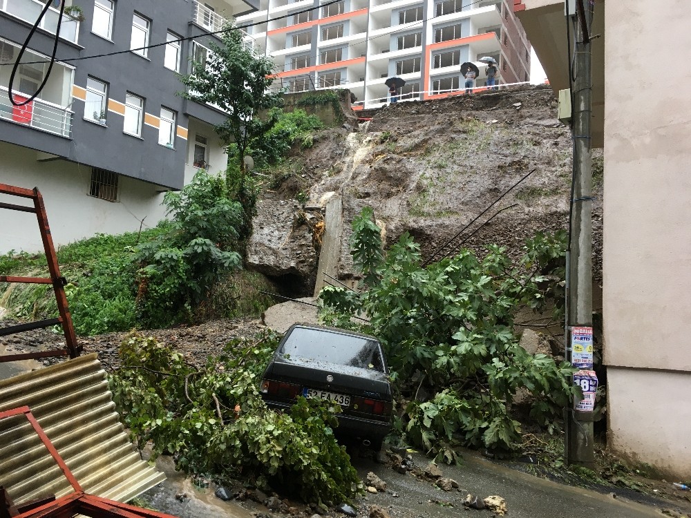 Giresun’da şiddetli yağış nedeniyle istinat duvarı çöktü