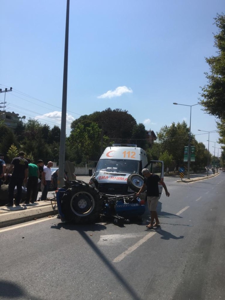 Ambulansla traktör çarpıştı: 1 ağır yaralı