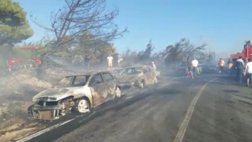 İzmir’de yangın dehşeti: Otluk alanda çıkan yangında onlarca araç alev alev yandı