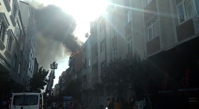 Bayrampaşa’da çatı yangını: 4 kişi dumandan etkilendi