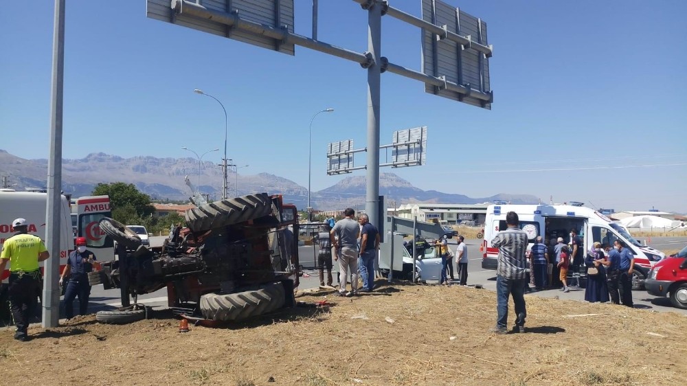 Konya’da otomobil ile traktör çarpıştı: 4 yaralı