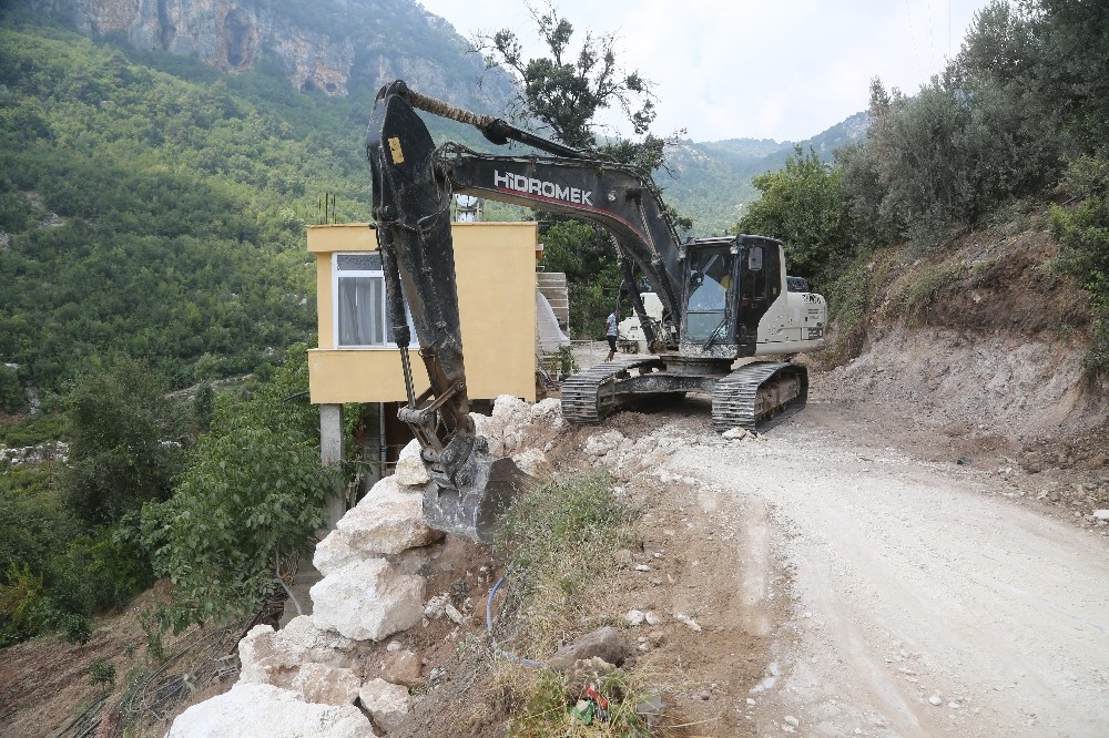 Erdemli’de taş duvar çalışması