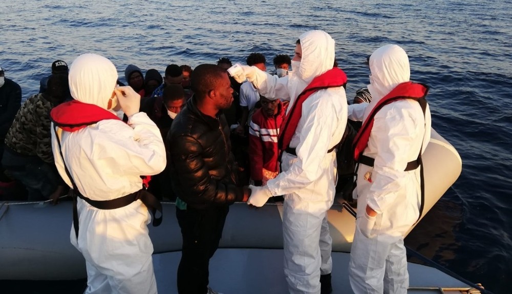 İzmir’de 68 düzensiz göçmen kurtarıldı