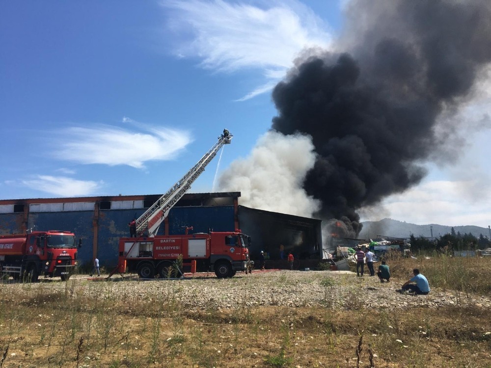 Bartın’da ayakkabı fabrikasında çıkan yangın kontrol altına alındı