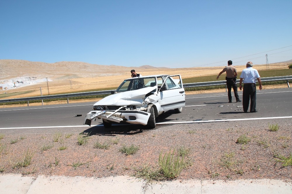 Konya’da otomobil bariyerlere çarptı: 1 yaralı