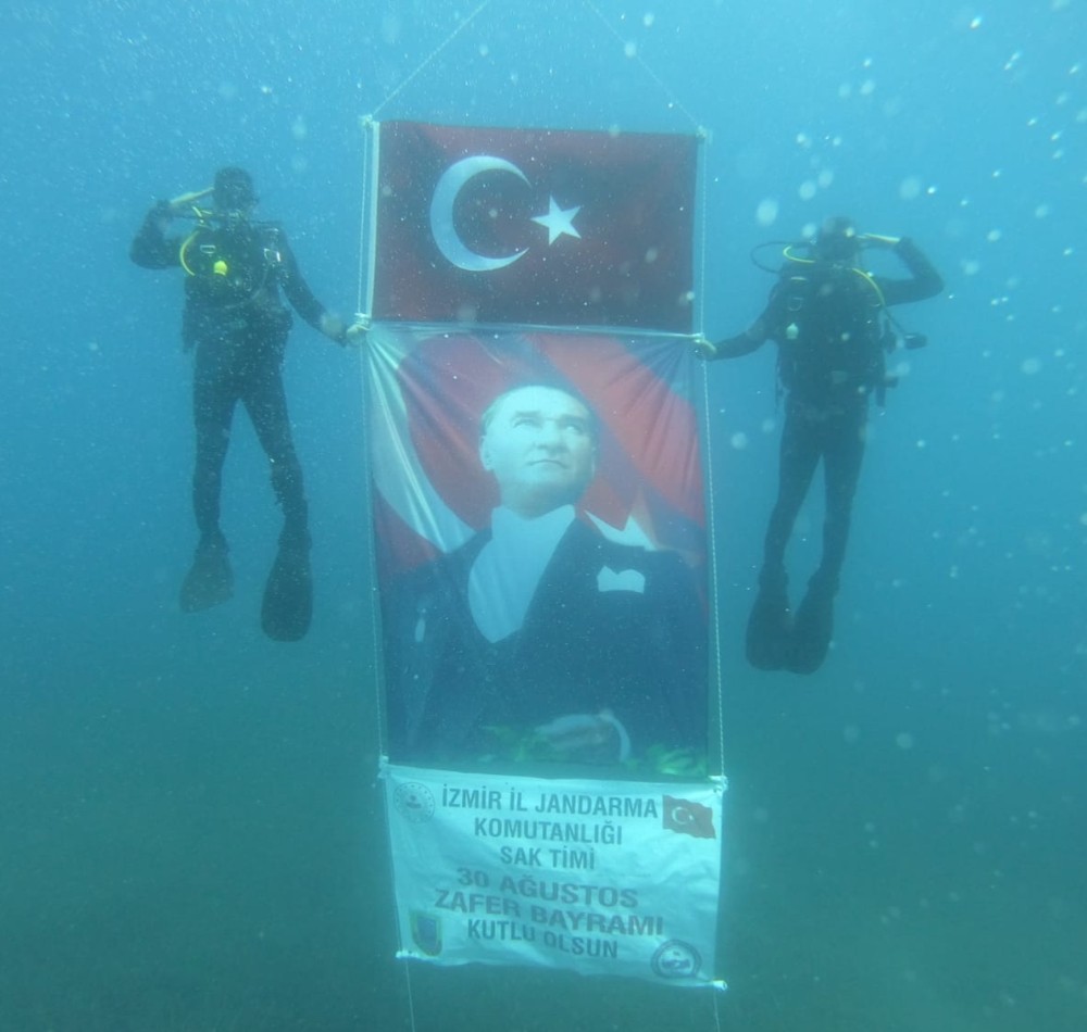 İzmir’de jandarma timinden zaferin 98. yılında su altında asker selamı