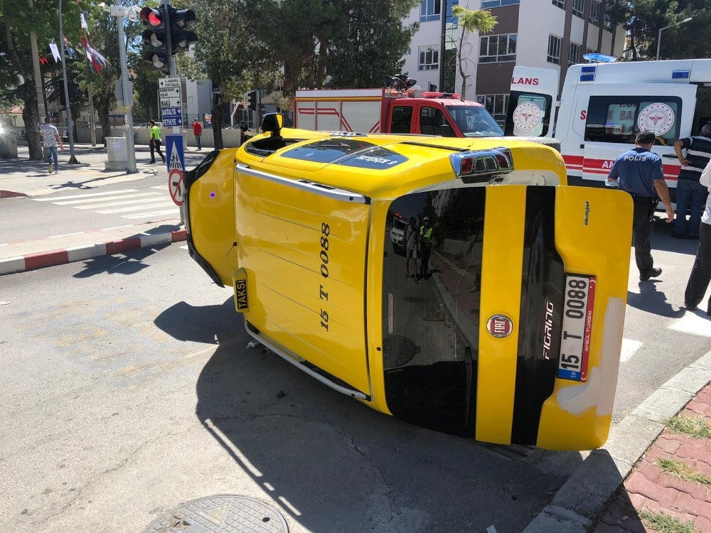 Burdur’da otomobil ile taksi çarpıştı: 8 yaralı