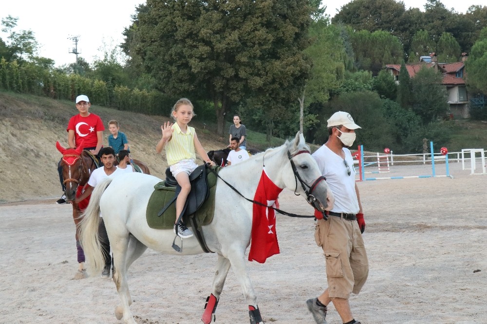 Şehit çocukları Sakarya Atlı Spor köyünde gönüllerince eğlendi
