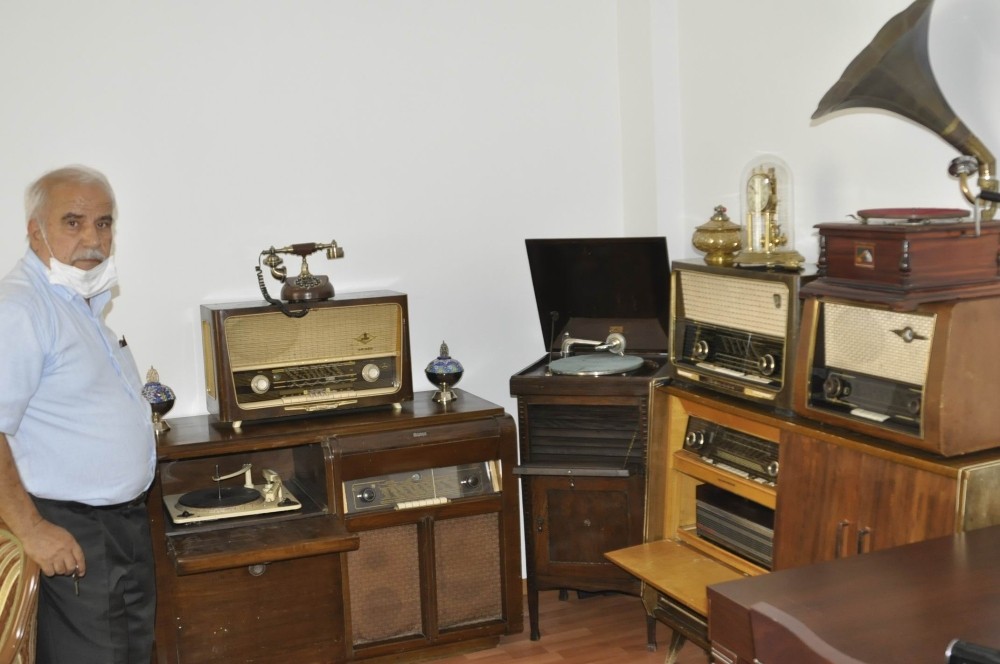 100 yıllık nostaljik radyolara gözü gibi bakıyor