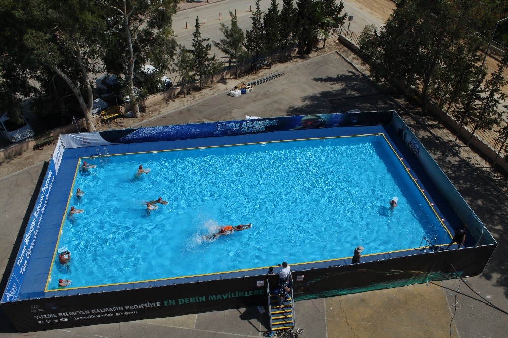Antalya’da okul bahçesine portatif yüzme havuzu