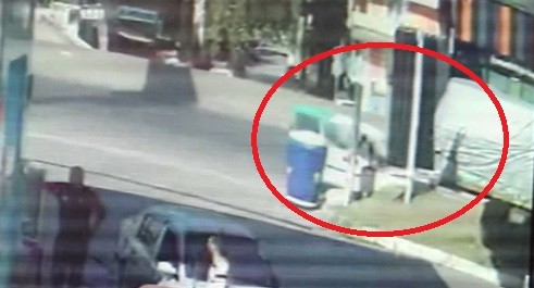 Kocaeli’de hafif ticari araç park halindeki tırın arkasına saplandı: 1 ölü