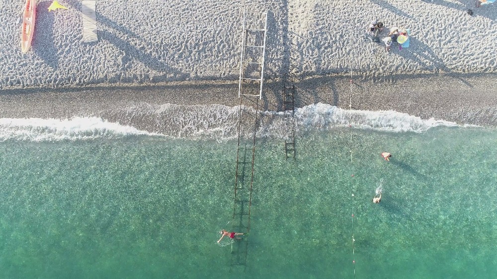 Dunyaca Unlu Sahil Kendini Yeniledi Rengi Yesile Dondu Antalya Haberleri