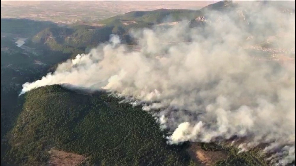 Denizli’deki orman yangını geniş bir alanda devam ediyor