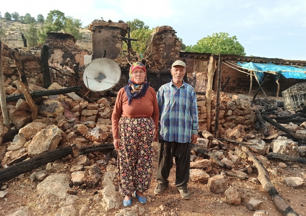 Evi yanan yaşlı çift yardım bekliyor