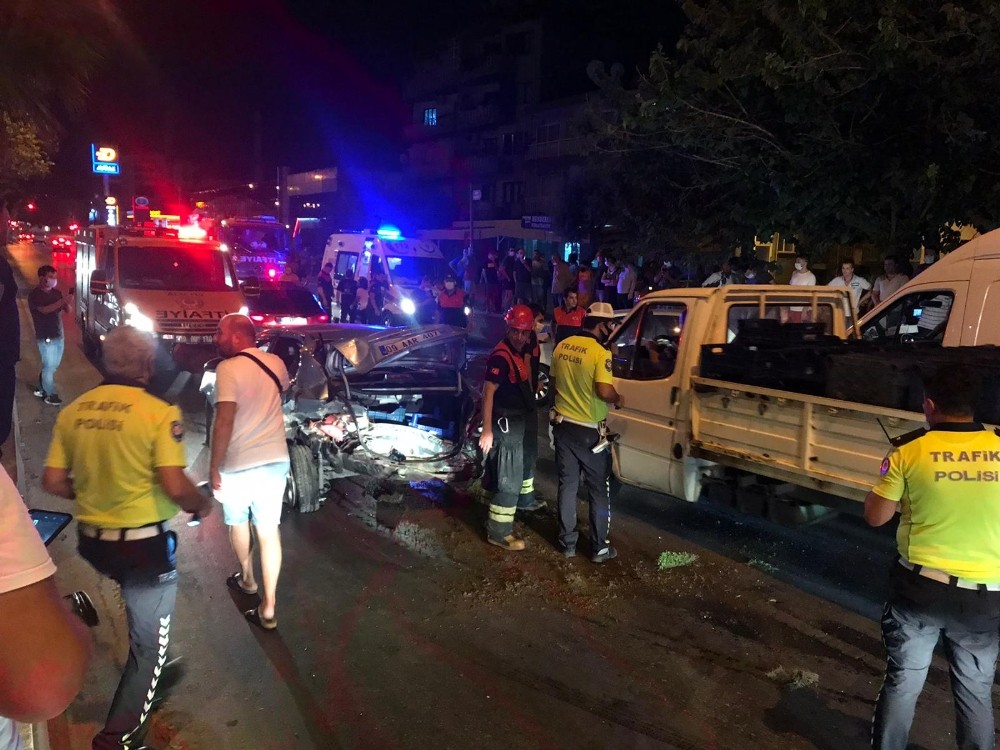 Aydin Efeler De Ambulans Ile Otomobil Carpisti 6 Yarali