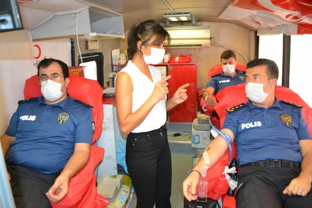Bozyazı’da polisler kan bağışında bulundu