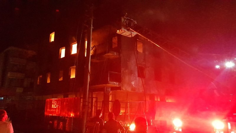 İzmir’de yangın dehşeti: 4 katlı bina alev alev yandı, anne ve bebeği kurtarıldı