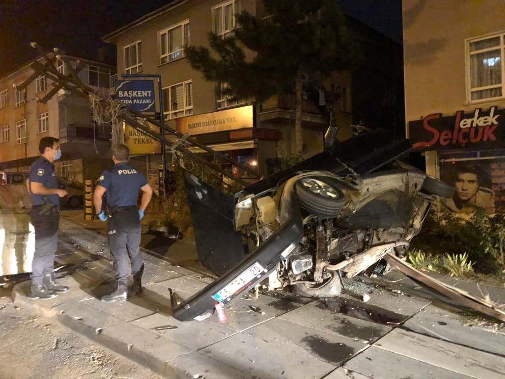 Ankara’da elektrik direğine otomobil çarptı: 2 yaralı