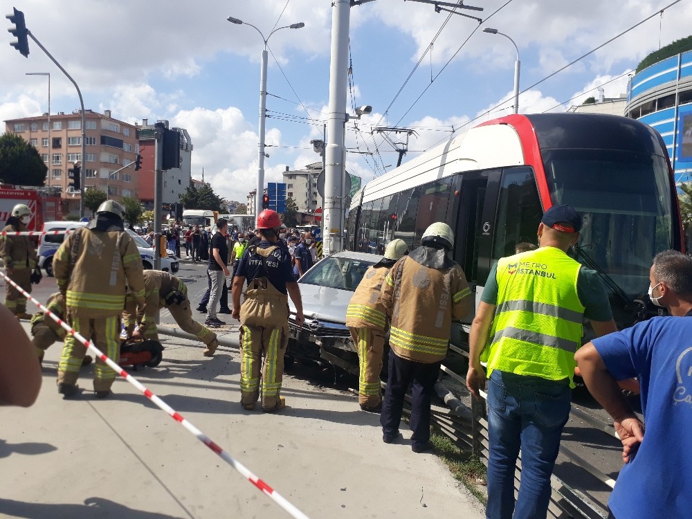 Tramvay otomobile çarptı: 1 yaralı