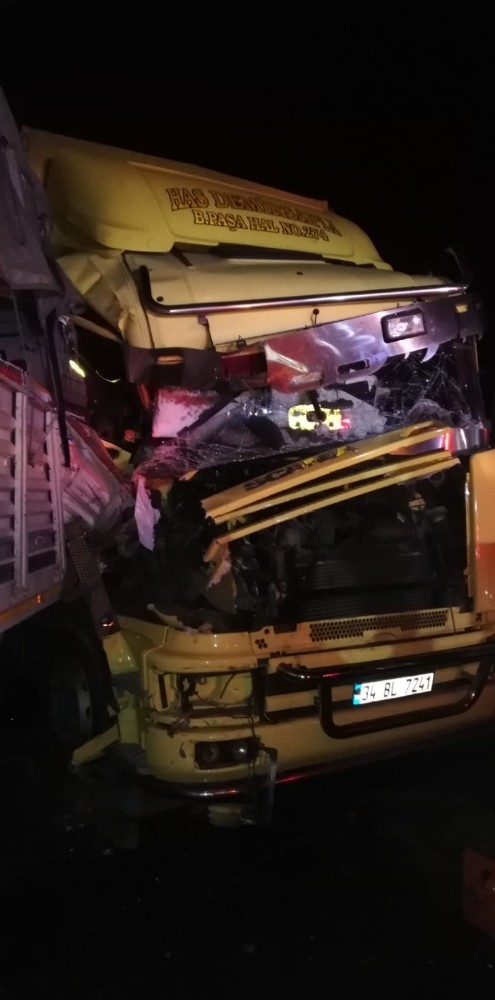 TEM’de 4 aracın karıştığı zincirleme kazada 2 kişi yaralandı