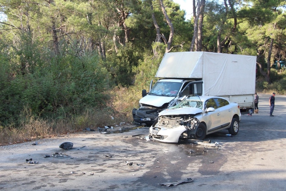 İşçileri taşıyan kamyonet ile otomobil çarpıştı: 19 yaralı