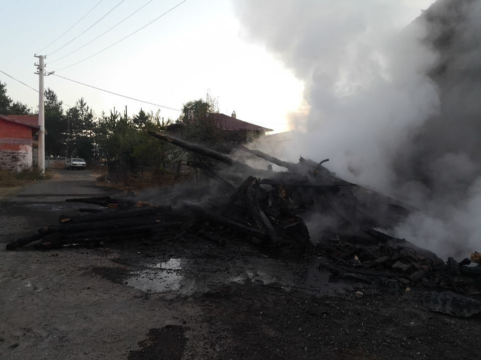 Bolu’da, odunlukta çıkan yangın eve sıçradı