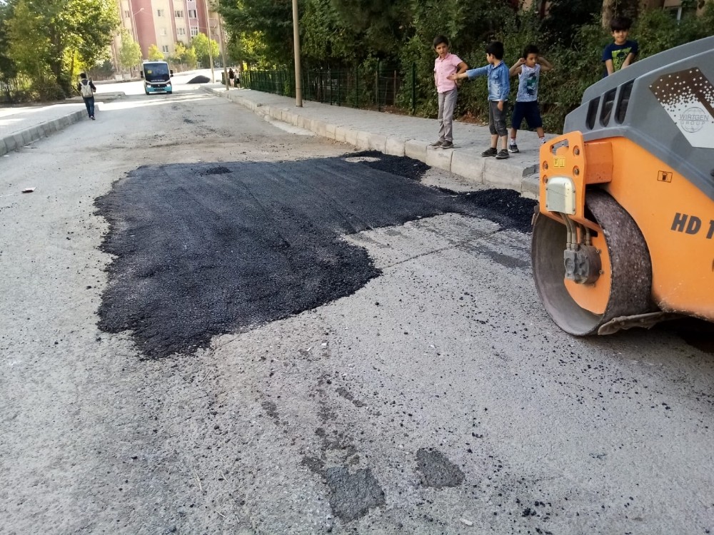 Hakkari’de asfalt ve yol onarım çalışması