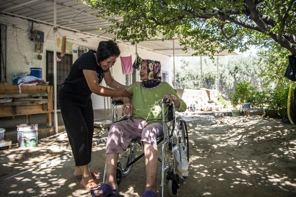 85 yaşındaki Nebiha teyze tekerlekli sandalyesine kavuştu