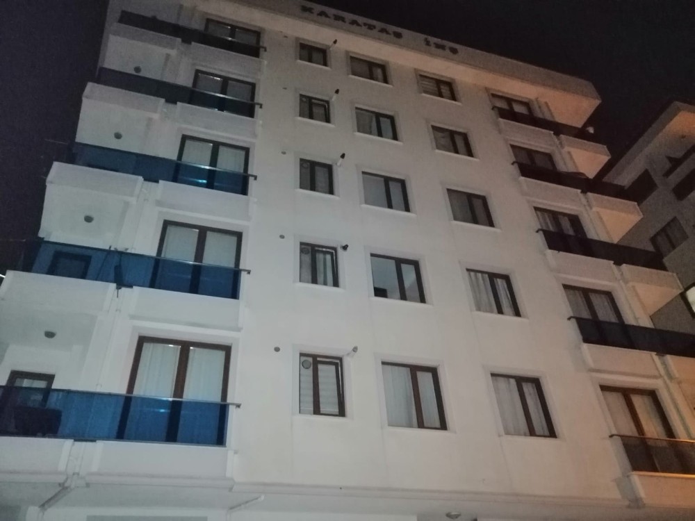 Sancaktepe’de 6 katlı binanın temeli oynadı; bina sakinleri tahliye edildi