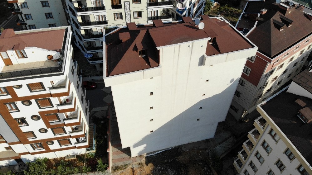 Sancaktepe’de temelinin oynaması sonucu tahliye edilen bina drone ile havadan görüntülendi