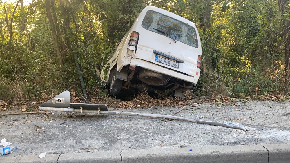 Maslak’ta feci kaza: Minibüs şarampole uçtu