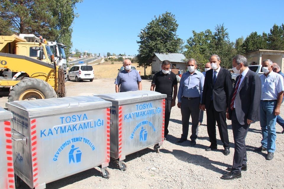 Tosya’da yeni çöp konteynerleri muhtarlara teslim edildi