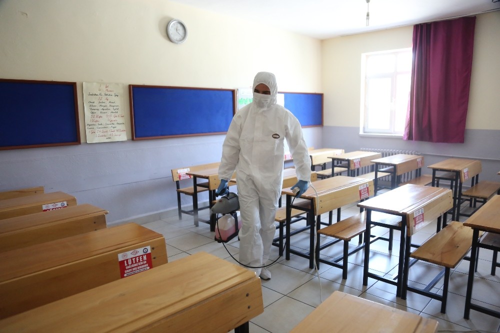 Darıca’da okullar dezenfekte ediliyor