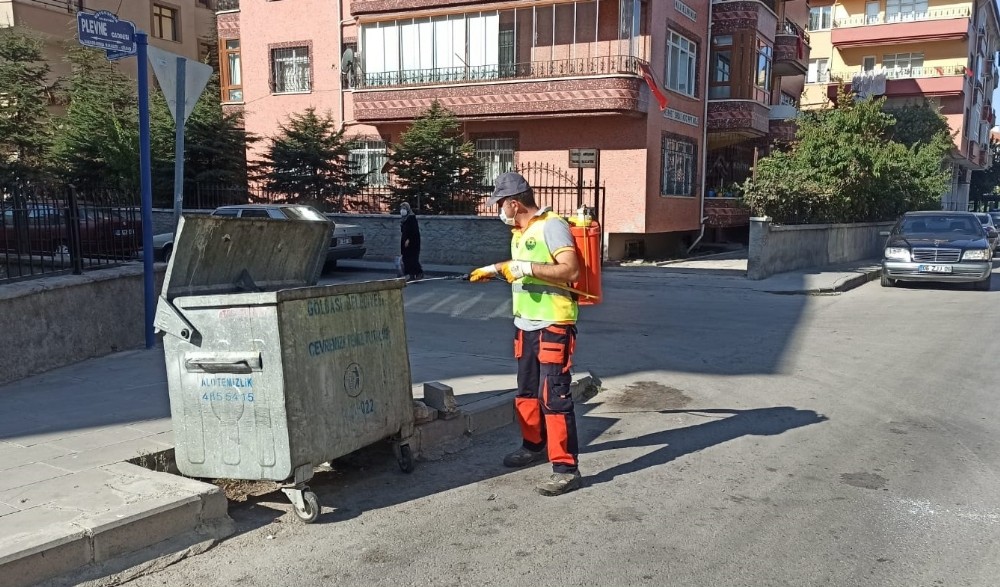 Gölbaşı Belediyesi ara sokaklar ve çöp konteynerlerini temizledi