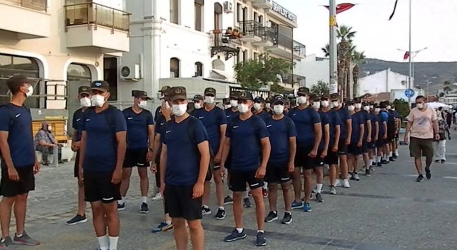 Jandarma Akademisi öğrencileri Foça’yı marşlarla halk onları alkışlarla selamladı