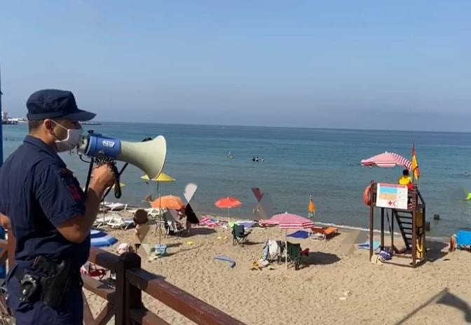 Sahil güvenlikten Kuşadası plajlarında maske ve sosyal mesafe denetimi