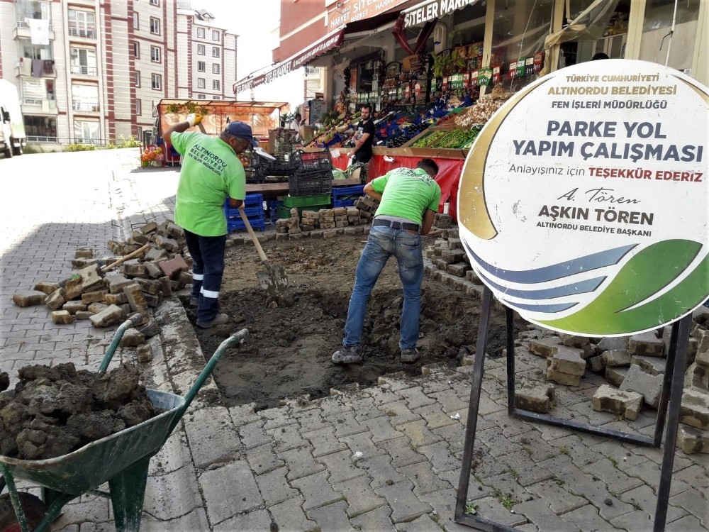 Altınordu’da yol onarım ve yenileme çalışmaları sürüyor