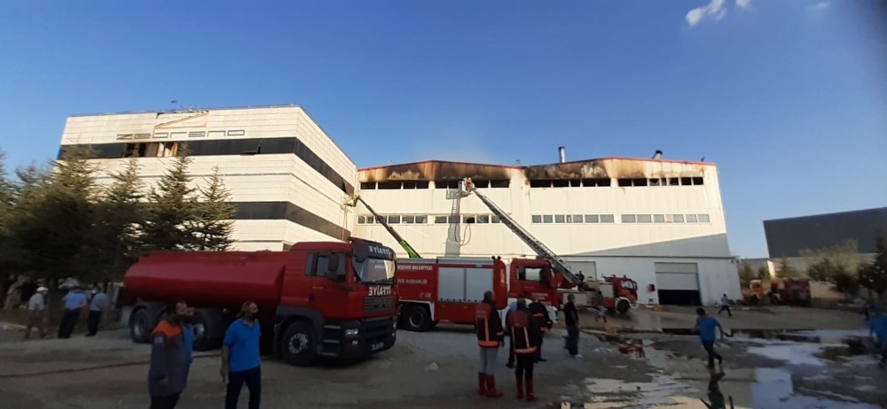 Ankara’da mobilya fabrikası alev alev yandı
