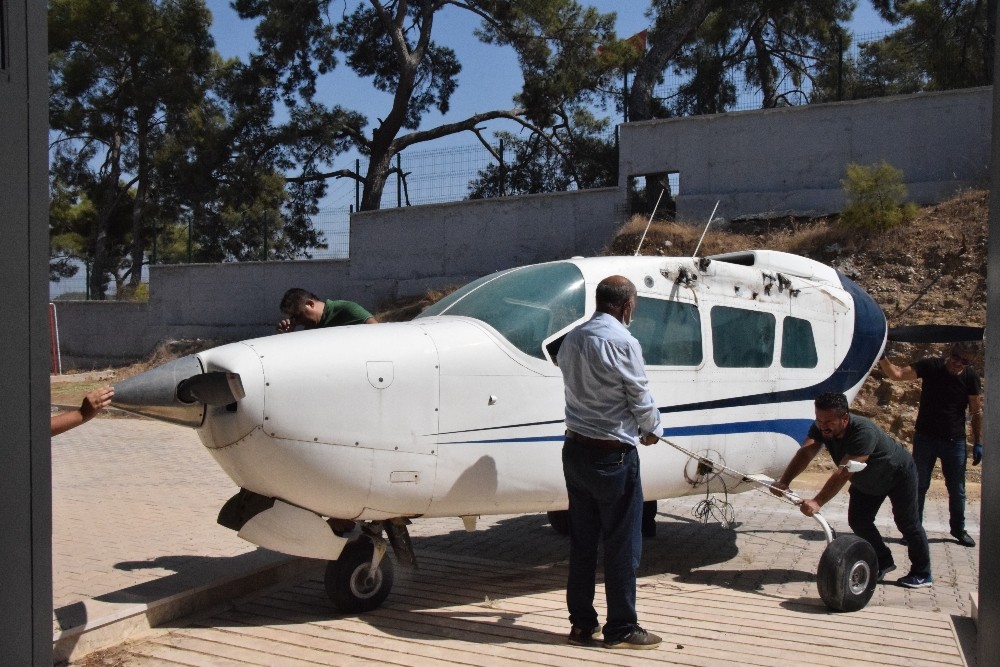 Pandemi  sebebiyle staj yapamayan öğrenciler için okula  özel uçak getirildi