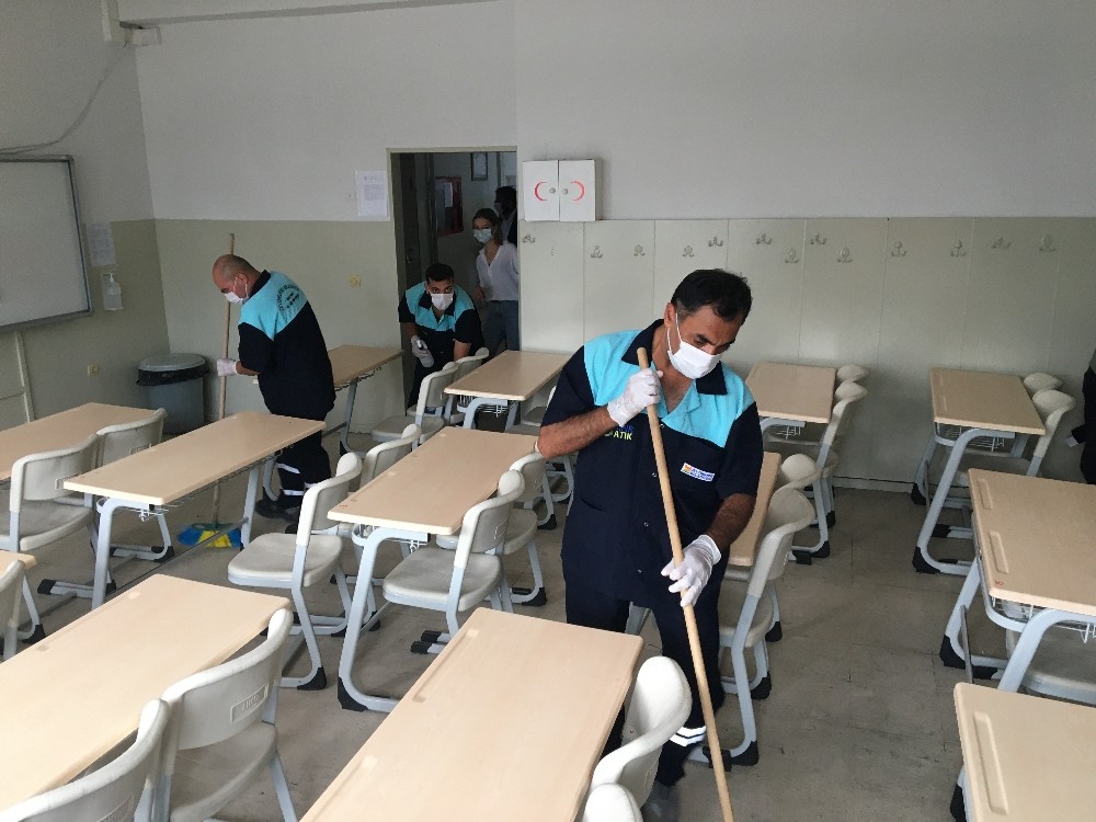 Zeytinburnu’nda yüz yüze eğitim öncesi okullar dezenfekte edildi