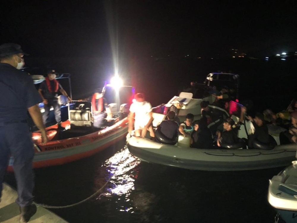 30 düzensiz göçmeni Kıbrıs’a götürmeye çalışan insan taciri tutuklandı
