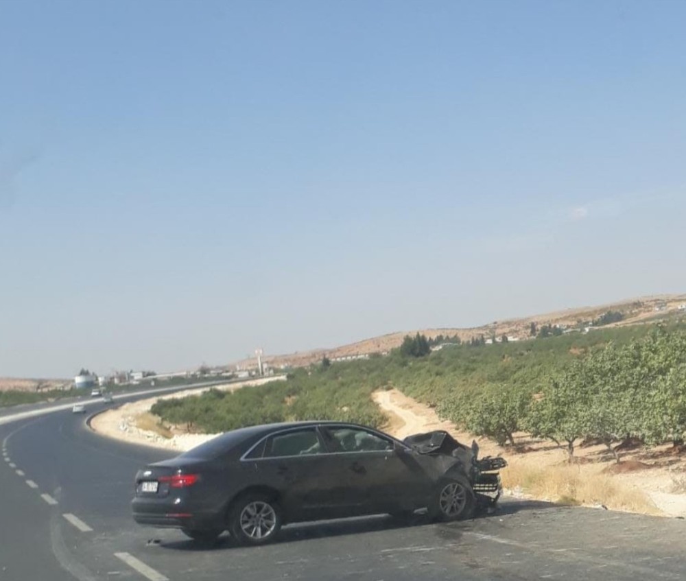 Gaziantep’te lüks otomobil araca çarptı: 3 yaralı