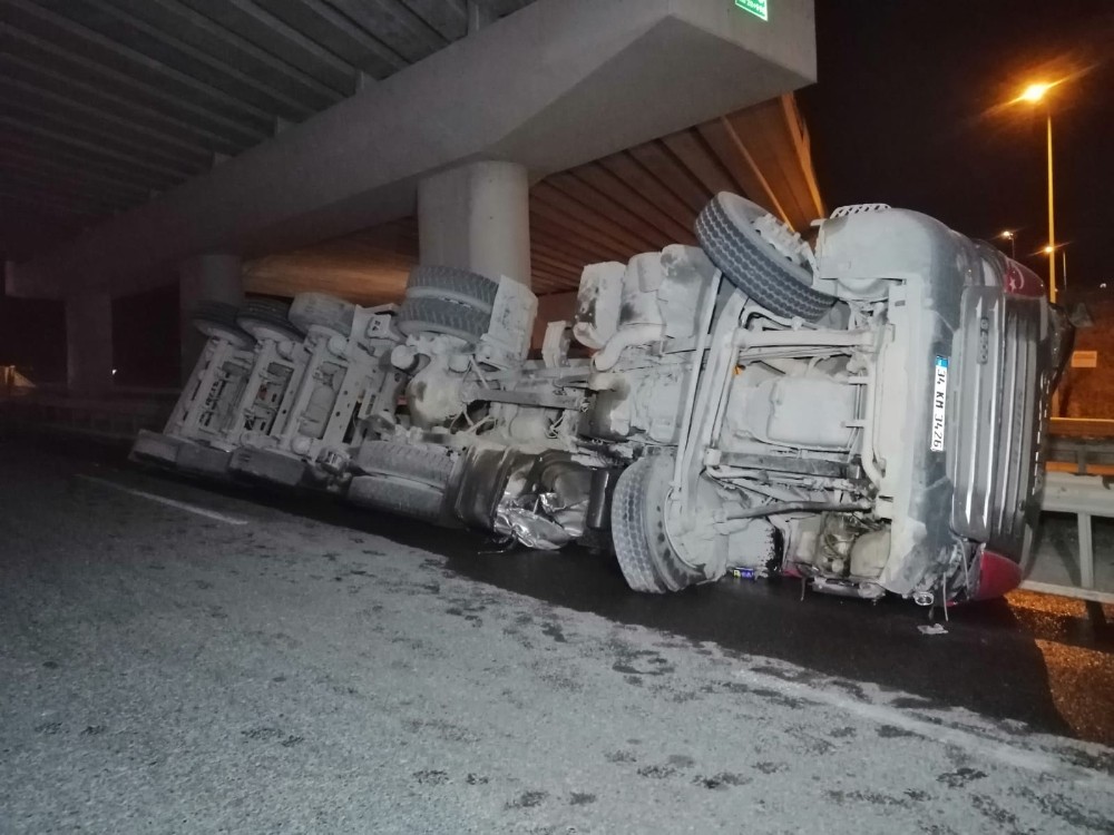 Şile otoyolunda hafriyat yüklü kamyon yan yattı; sürücü hafif yaralı olarak kurtarıldı