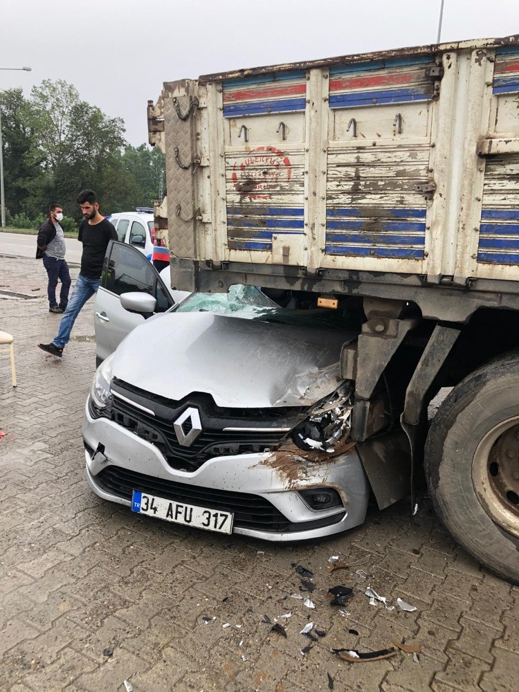 Samsun’da otomobil kamyonun altına girdi: 1’i çocuk 5 yaralı